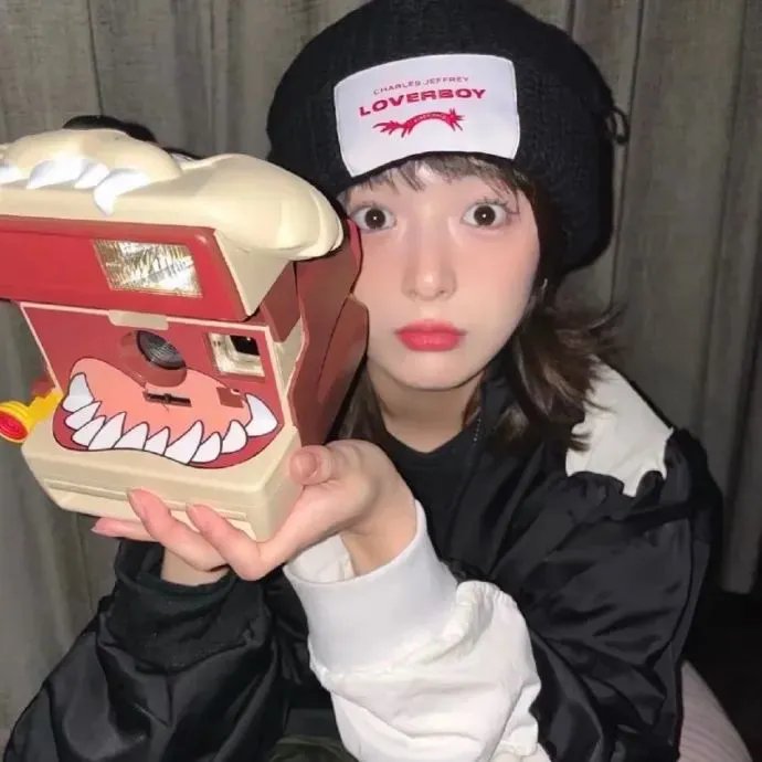 三个摩登女性